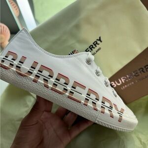 Burberry kids low top sneaker